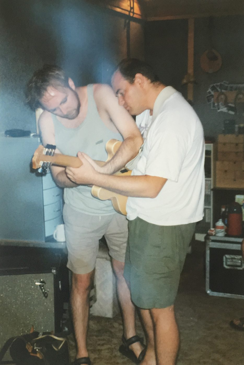 Even samen naar een gitaar kijken